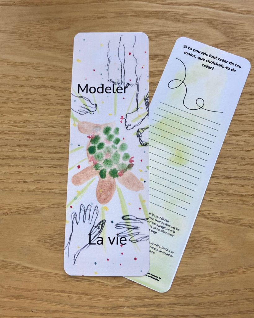 Marque-pages "Modeler la vie" vue du recto et vue du verso, posés sur un support en bois.