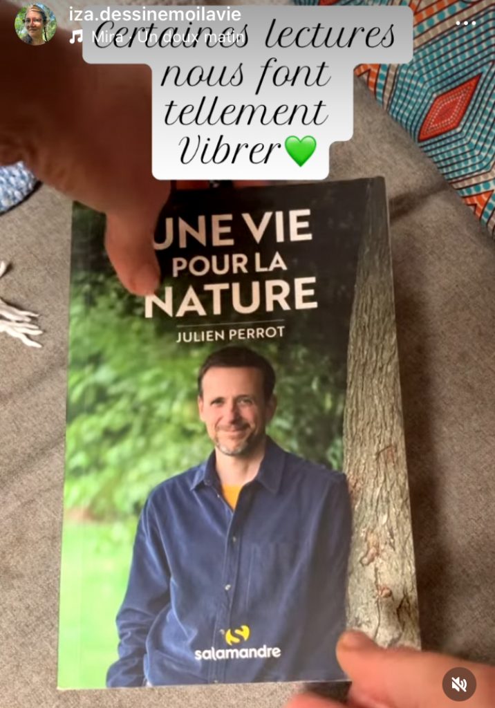 Livre Une vie pour la nature de Julien Perrot tenu dans les mains, sur une couverture aux couleurs naturelles.