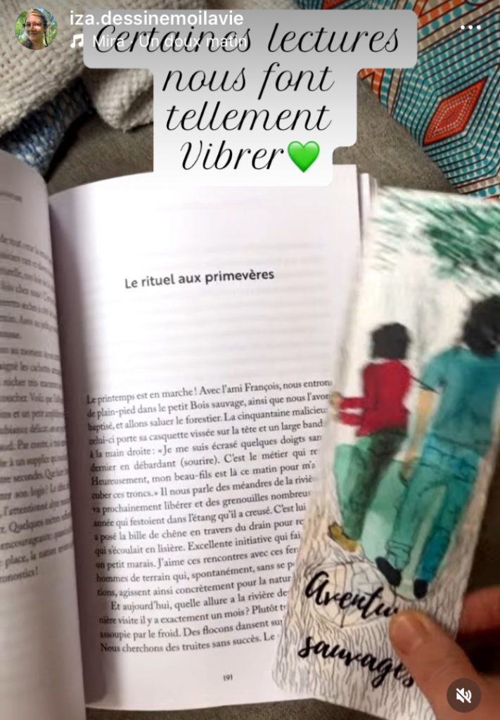 Page du chapitre Le rituel aux primevères du livre Une vie pour la nature, accompagnée du marque-page illustré Aventures sauvages.